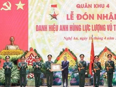 Thủ tướng Lê Minh Hưng trao danh hiệu Anh hùng Lực lượng vũ trang nhân dân tặng Quân khu 4