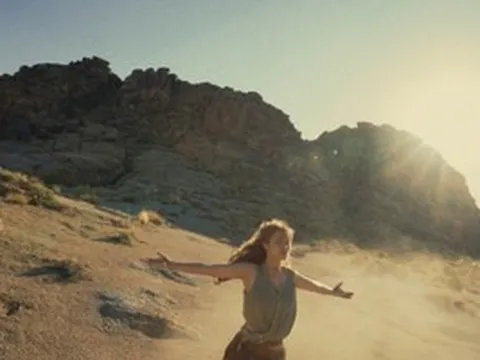 Mặt trời cô độc của Đông Nhi