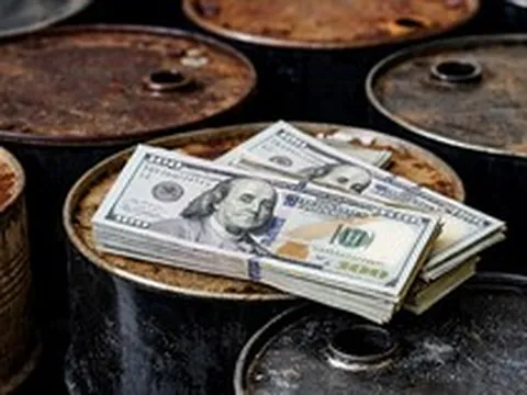 Bỏ túi 19 tỷ USD chỉ trong 1 tháng: Nghịch lý 'càng cấm càng giàu' của gã khổng lồ dầu mỏ