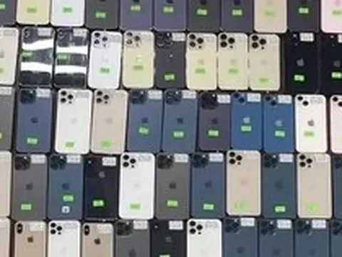 Phát hiện hàng trăm iPhone, túi xách Dior 'lậu' tuồn vào Việt Nam