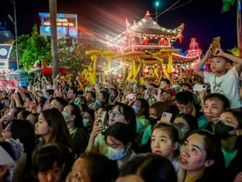 Hàng nghìn người chen chân rước đuốc đăng long tại lễ hội Phủ Dầy