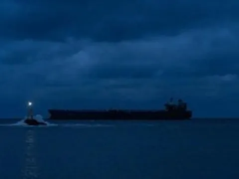 Trong đêm tối ngoài khơi vịnh Ba Tư, 4 triệu thùng dầu Iran đột nhiên 'biến mất khỏi hệ thống theo dõi', vượt qua vòng vây Mỹ - chuyện gì đang xảy ra?