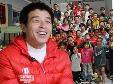 'Ông bố siêu nhân' chăm gần 300 trẻ mồ côi, vay nợ, làm đủ nghề nuôi con