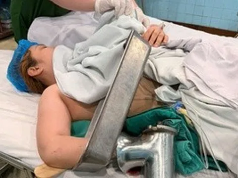 CLIP: Bác sĩ tháo rời máy xay thịt để cứu bàn tay người phụ nữ