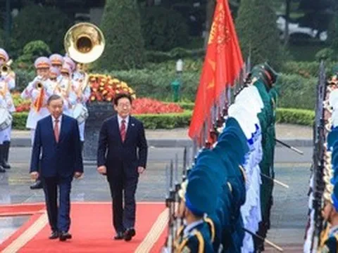 Việt Nam bắn 21 loạt đại bác chào mừng Tổng thống 
Hàn Quốc