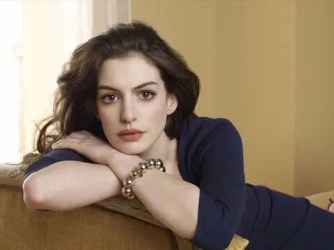 Anne Hathaway và cựu tổng biên tập Vogue gây sốt