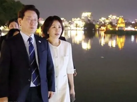 Tổng thống Hàn Quốc và Phu nhân dạo hồ Hoàn Kiếm, thưởng thức kem Thủy Tạ
