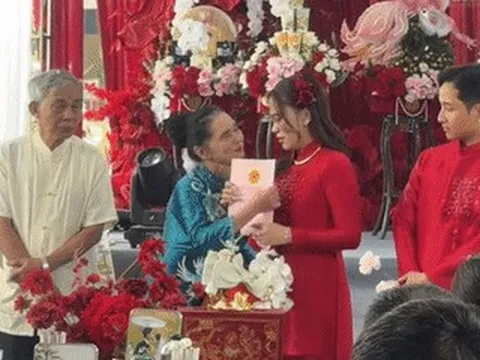Cô dâu mồ côi bật khóc trong đám cưới khi nhận vàng, sổ đỏ từ ông bà nội