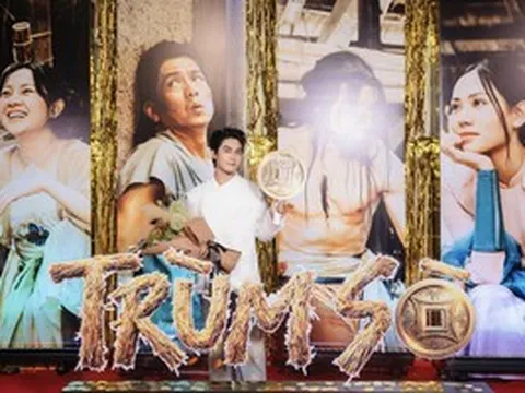 Võ Điền Gia Huy gây sốt khi ôm hoa đến tặng Tam Triều Dâng