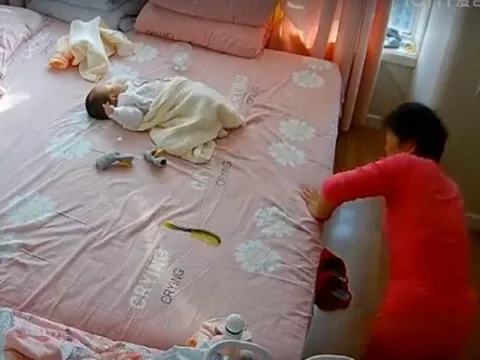 Nhờ chăm cháu nhưng mẹ chồng để mặc cháu khóc, con dâu xem camera hối hận vô cùng
