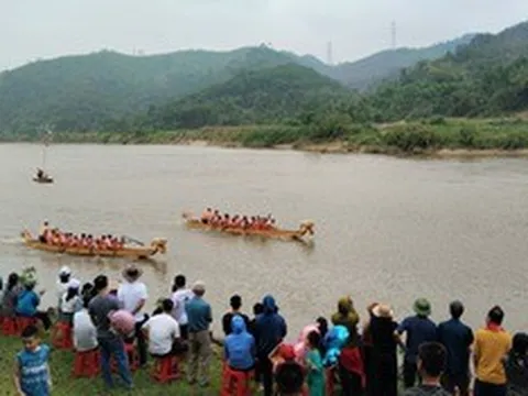 Tưng bừng lễ hội đua thuyền trên sông Ngàn Phố
