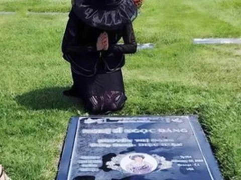 NSƯT Mỹ Châu khóc sưng mắt khi viếng mộ NSƯT Ngọc Đáng sau 4 năm