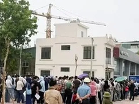 Tái diễn cảnh xếp hàng nộp hồ sơ mua NƠXH tại Hà Nội