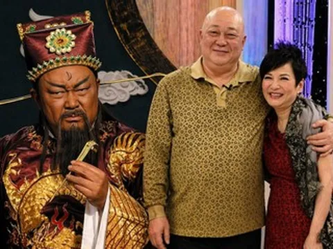 'Bao Thanh Thiên' Kim Siêu Quần hạnh phúc bên vợ kém 23 tuổi dù không con cái