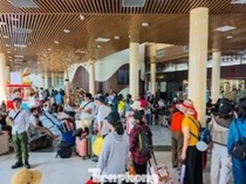 Bến cảng đặc khu Vân Đồn đông nghịt khách