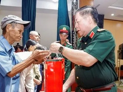 Đại tướng Nguyễn Trọng Nghĩa thăm, tặng quà người có công và công nhân tại Gia Lai