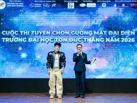 Ca sĩ Felix Tiến Quang khuấy động sân khấu trường Đại học Tôn Đức Thắng