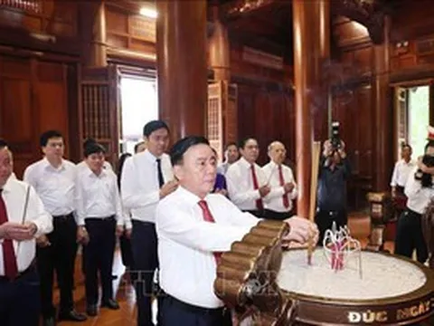 Thường trực Ban Bí thư Trần Cẩm Tú dâng hương tưởng niệm Chủ tịch Hồ Chí Minh