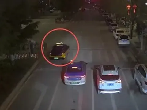 Tài xế taxi vượt 5 đèn đỏ trong đêm, lao đi cứu bé trai bất tỉnh