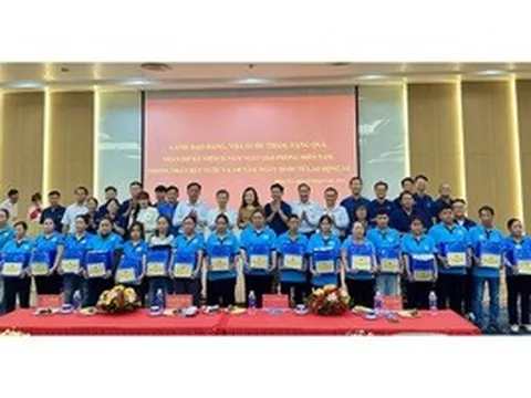 Trưởng ban Nội chính Trung ương Lê Minh Trí thăm, tặng quà cho công nhân tại Đồng Nai