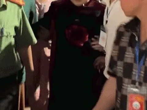 Xuân Hinh được hộ tống giữa vòng vây khán giả, Chi Pu khoe đường cong