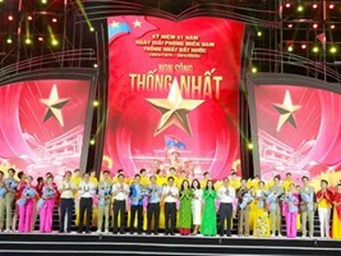 TPHCM: Tự hào, xúc động trước chương trình đặc biệt kỷ niệm 51 năm ngày non sông liền một dải