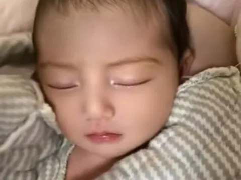 Vừa chào đời đã đẹp như tạc tượng, bé sơ sinh khiến cả phòng mổ trầm trồ: “Chưa từng thấy đứa trẻ nào như vậy”