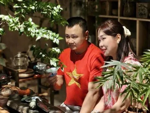 Tiến sĩ Tự Long hạnh phúc bên vợ, NSND Phạm Phương Thảo đi nhặt bóng