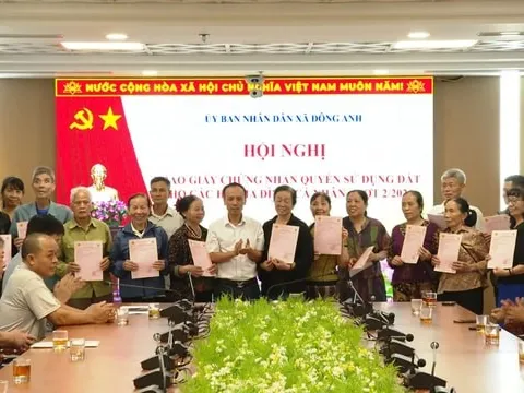 Đông Anh trao sổ đỏ, giúp hộ tái định cư ổn định