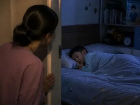 Cứ 8 giờ tối là con lên giường đi ngủ, mẹ nghi ngờ về nhà kiểm tra người giúp việc mới sáng tỏ
