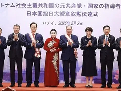 Nguyên Tổng Bí thư Nông Đức Mạnh, nguyên Thủ tướng Nguyễn Tấn Dũng nhận Huân chương Mặt trời mọc