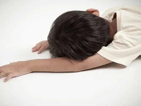Khoảnh khắc nghẹt thở: Bác sĩ giành lại sự sống cho bé ngừng tim vì điện giật trên bãi biển