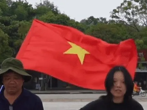 Cô gái ở TPHCM nghỉ việc, cùng bố đi phượt khắp Việt - Lào trong 2 tháng