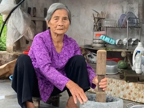 Cụ bà U100 ở Ninh Bình tự nấu cơm bếp củi, làm vườn, đạp xe đi chợ bán rau