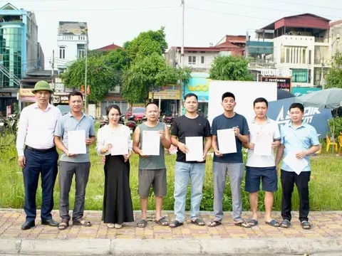 Xã Tây Phương: Trao 34 "sổ đỏ" cho khách hàng trúng đấu giá đất