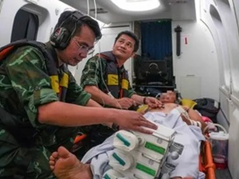 Trực thăng đưa 2 bệnh nhân từ Trường Sa Lớn về đất liền cấp cứu