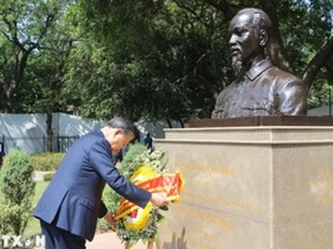 Tổng Bí thư, Chủ tịch nước Tô Lâm tưởng niệm Lãnh tụ Mahatma Gandhi và Chủ tịch Hồ Chí Minh