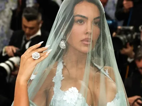 Bạn gái Ronaldo thu hút ở Met Gala 2026