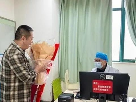 Người cha vượt đường xa tìm lại bác sĩ cứu con gái 30 năm trước để trả ơn