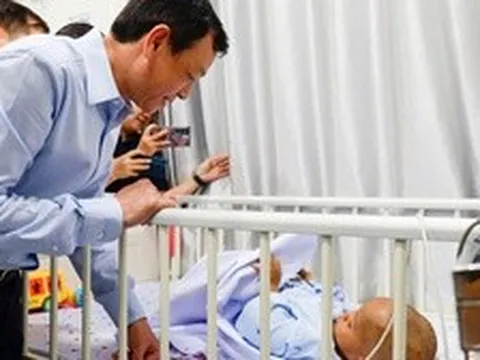 Thứ trưởng Bộ Y tế thăm bé trai 2 tuổi bị bạo hành