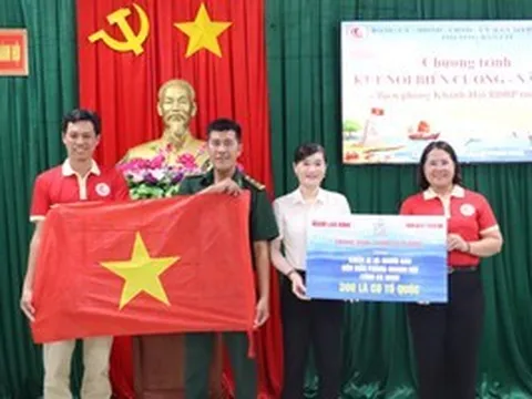 Trao cờ Tổ quốc cho chiến sĩ và người dân khu vực biên giới ở Cà Mau