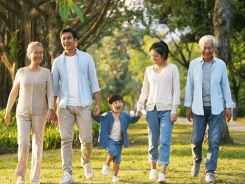 Về già, để gia đình yên ấm và nhận được sự tôn trọng của con cái, đừng bao giờ nói về 4 điều này