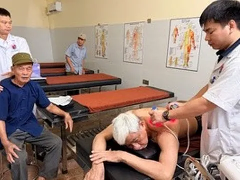 Bác sĩ tuyến trung ương về xã khám miễn phí cho người có công