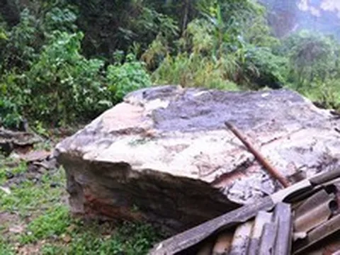 Tảng đá hàng chục tấn sạt lở xuống nhà dân, 3 mẹ con may mắn thoát chết