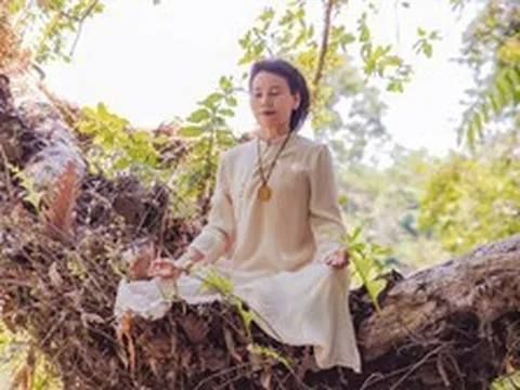 Mẹ ruột "nữ hoàng" showbiz Việt đăng ảnh ngồi thiền trên cây, nói thẳng lý do tu tập vẫn nóng giận