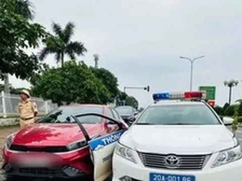 Tài xế vi phạm nồng độ cồn, chạy quá tốc độ đâm vào xe CSGT