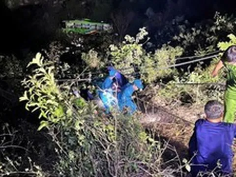 Xe khách giường nằm lao xuống đèo An Khê ở Gia Lai, nhiều người thương vong