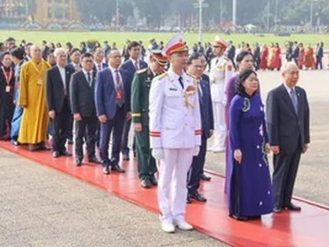 Đại biểu tham dự Đại hội đại biểu toàn quốc MTTQ Việt Nam vào Lăng viếng Chủ tịch Hồ Chí Minh