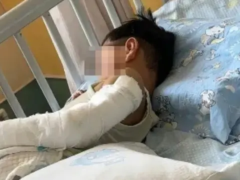 Bé trai 4 tuổi ở Trung Quốc rơi từ tầng 11 khi đi tìm mẹ