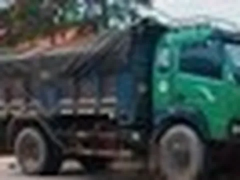 Va chạm với xe tải chở đất, cụ bà 86 tuổi và con trai tử vong tại chỗ